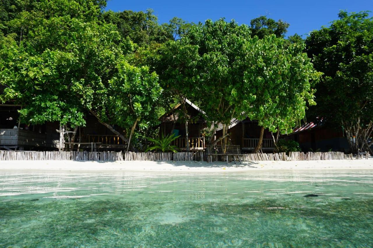 Mambetron Homestay Raja Ampat Pulau Mansuar Exterior photo